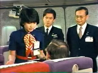Chiaki đang trong giờ thực hành phục vụ khách nước ngoài bằng tiếng Anh trên khoang tập của JAL.